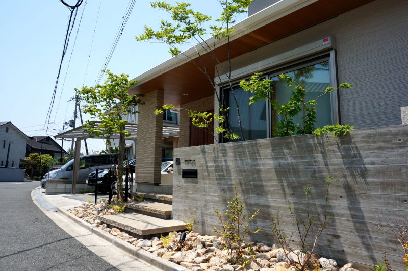 『杉板化粧型枠コンクリート打ち放し仕上げ』の外構工事。 『杉板化粧型枠コンクリート打ち放し仕上げ』の外構工事。