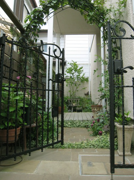 クレマチスのガーデンアーチとグレゴマのお庭