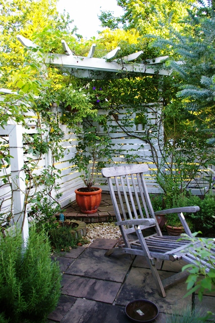 白いフェンスと植物に囲まれたプライベートガーデン(お庭)
