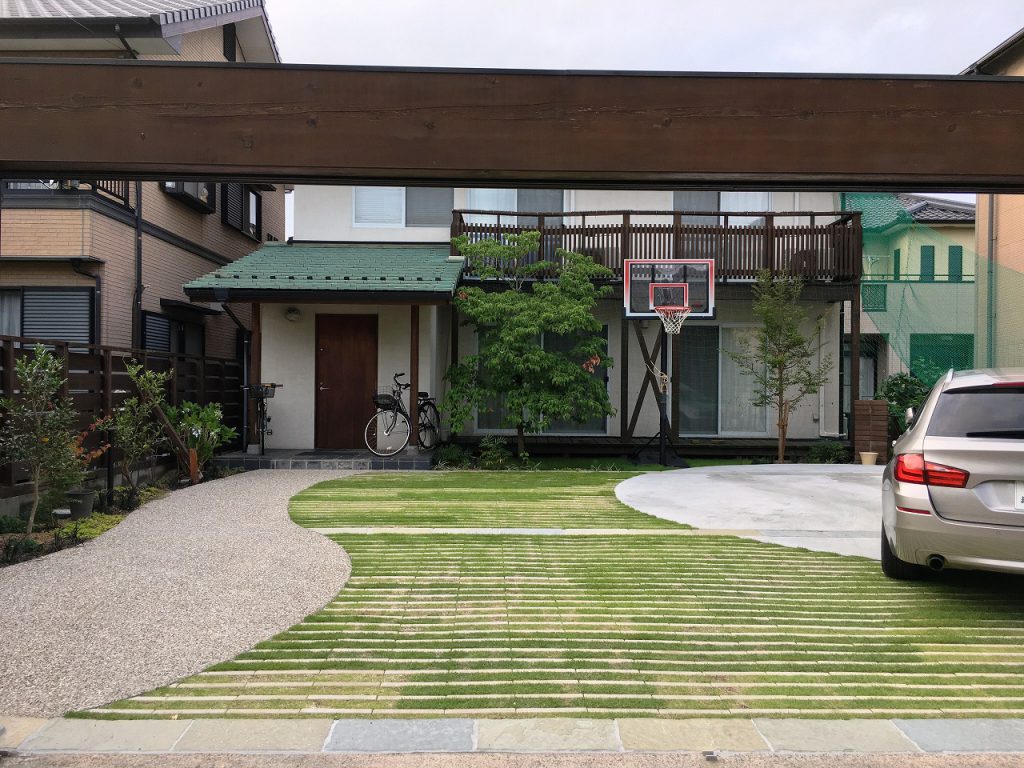 芝生と石材との舗装コントラストが美しい駐車場の床面仕上げ。愛知県、知立市、外構エクステリア工事