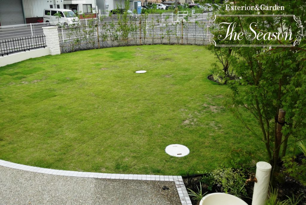 サークル状のシンプルな芝庭