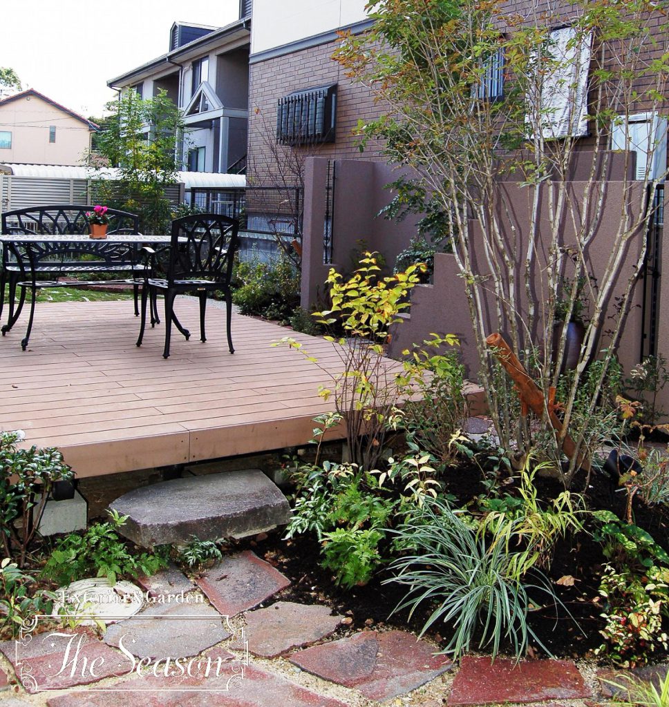 ウッドデッキテラスを中心として、植物や複数素材の組み合わせでお庭(ガーデン)が完成します。