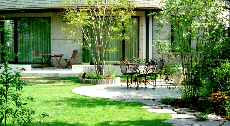 ガーデンリフォームの理想的なかたち　～円形テラスと木立が美しいお庭～